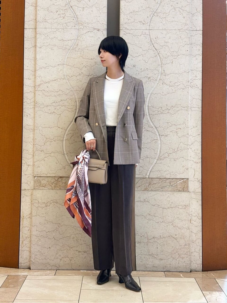 ジャケットを着た女性