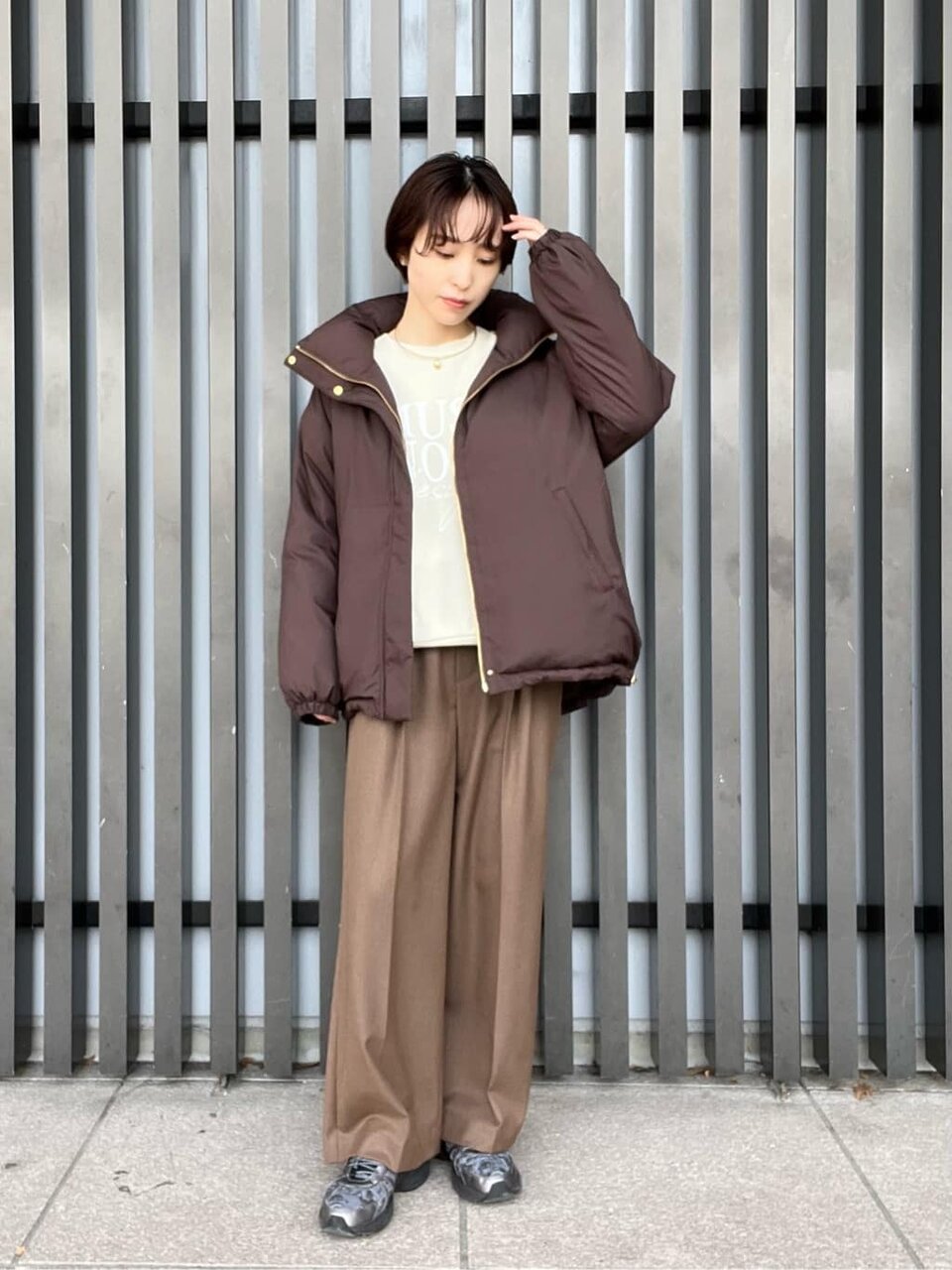 ダークブラウンのダウンを着た女性