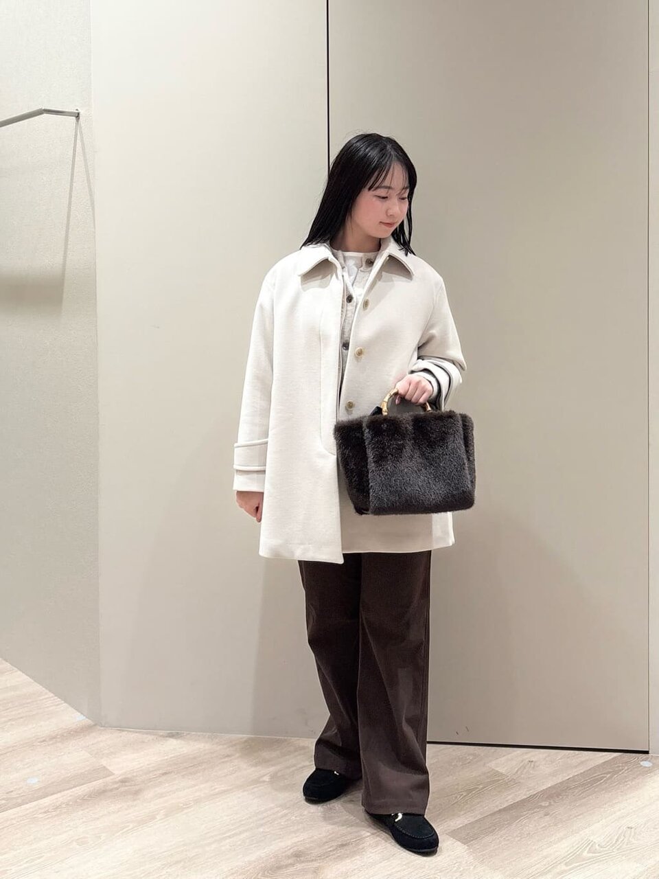 ミドルコートを着た女性