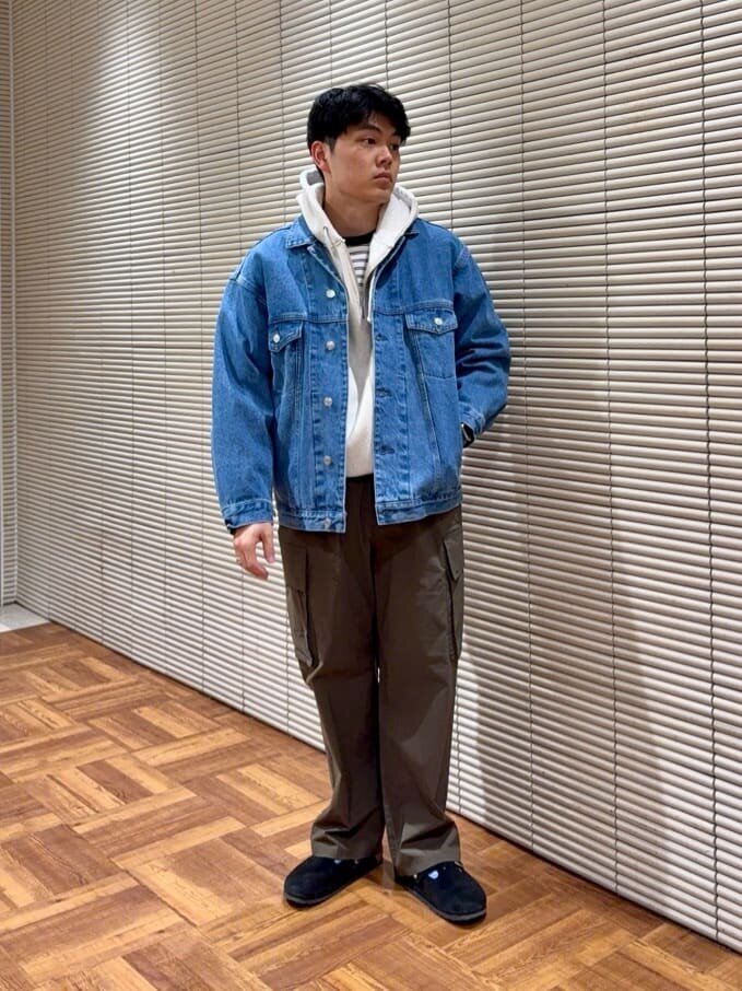 デニムジャケットとカーゴパンツのメンズコーデ