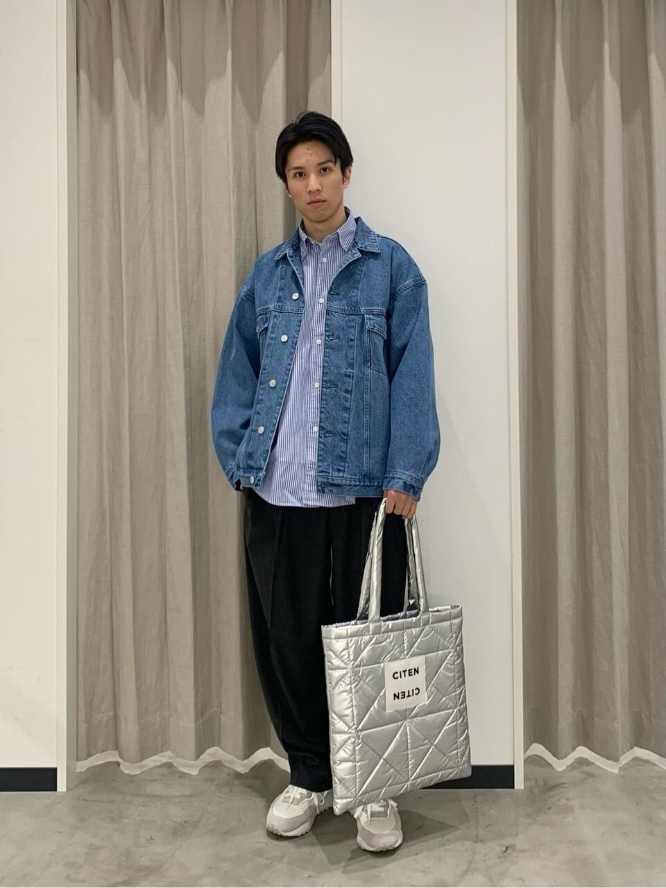 デニムジャケットとスラックスのメンズコーデ