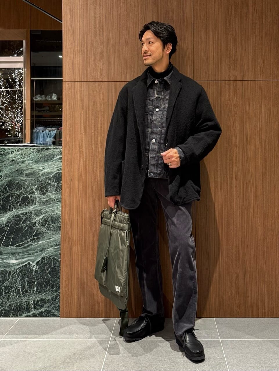 デニムジャケットとコーデュロイパンツのメンズコーデ