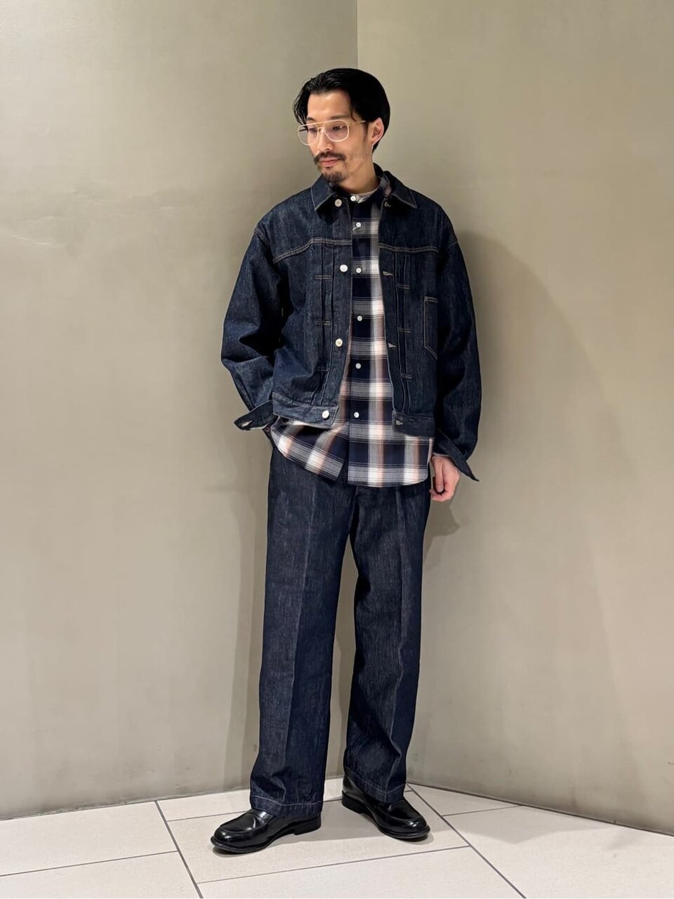 デニムジャケットとデニムパンツのメンズコーデ