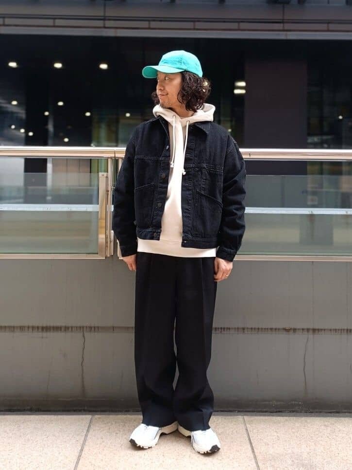 デニムジャケットとスラックスのメンズコーデ