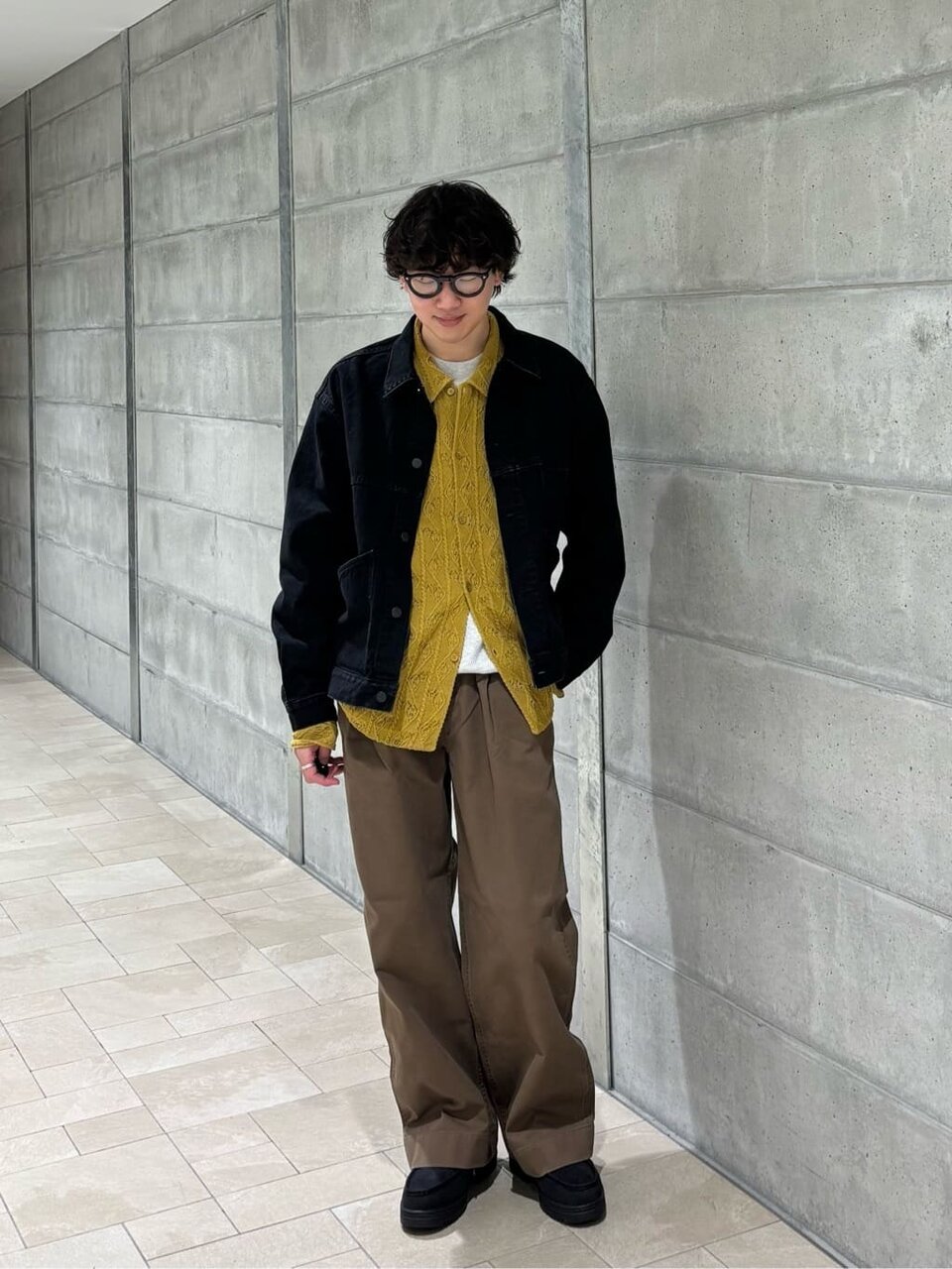 デニムジャケットとチノパンツのメンズコーデ