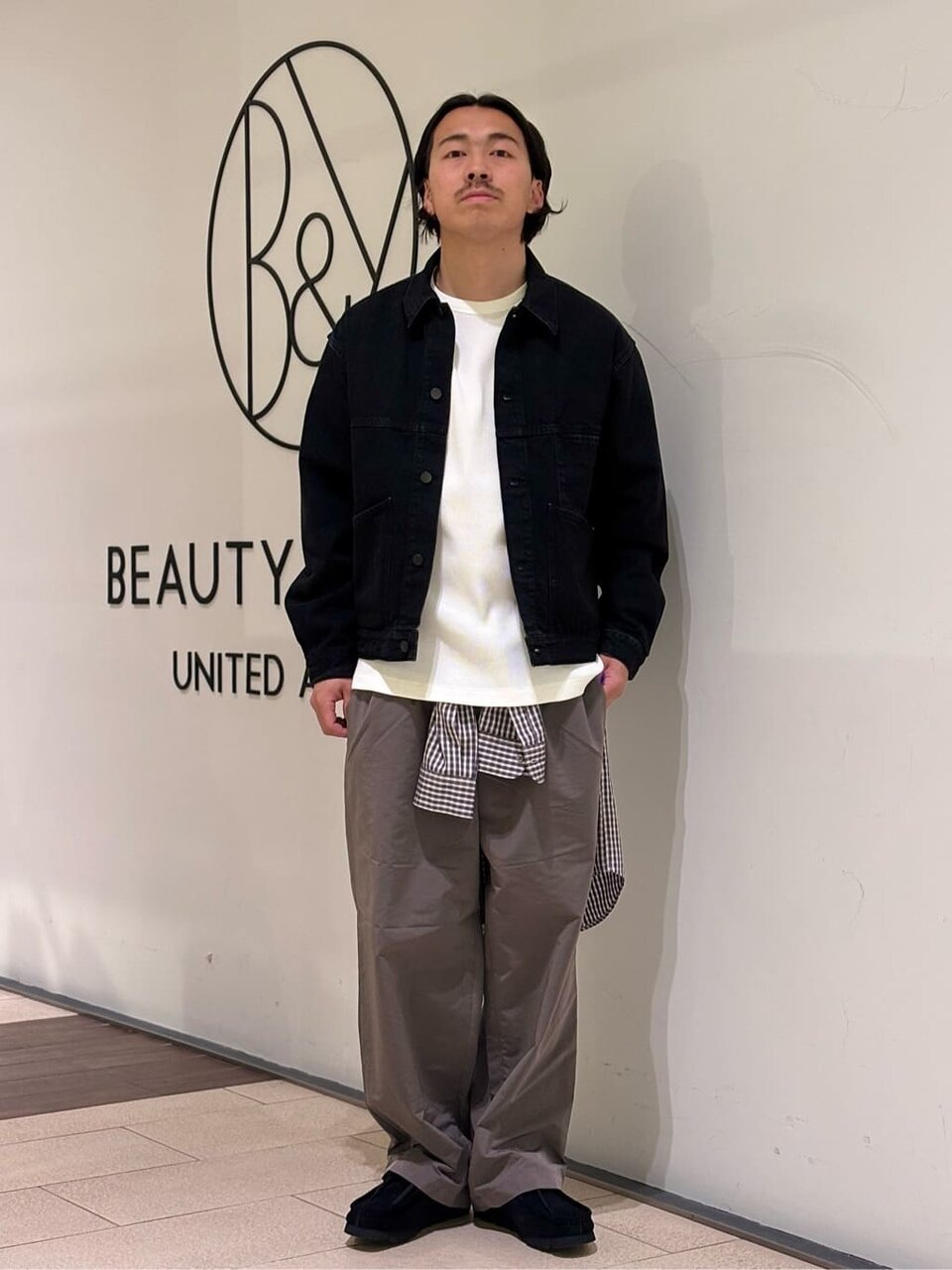 デニムジャケットとイージーパンツのメンズコーデ