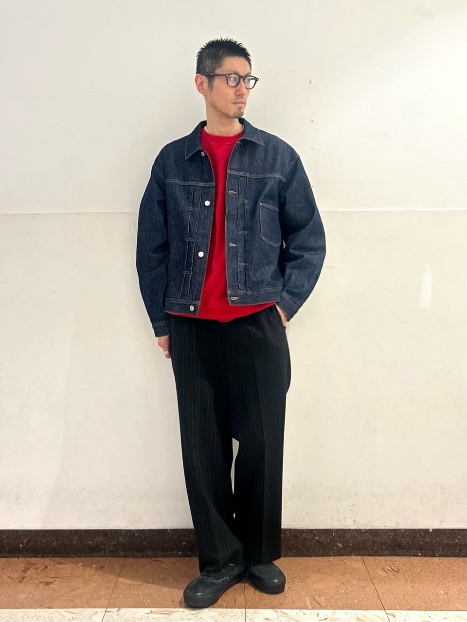 デニムジャケットとスラックスのメンズコーデ