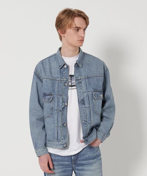 デニムジャケットを着た男性