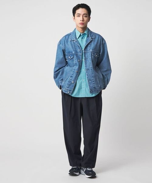 コバルトブルーのデニムジャケットを着た男性