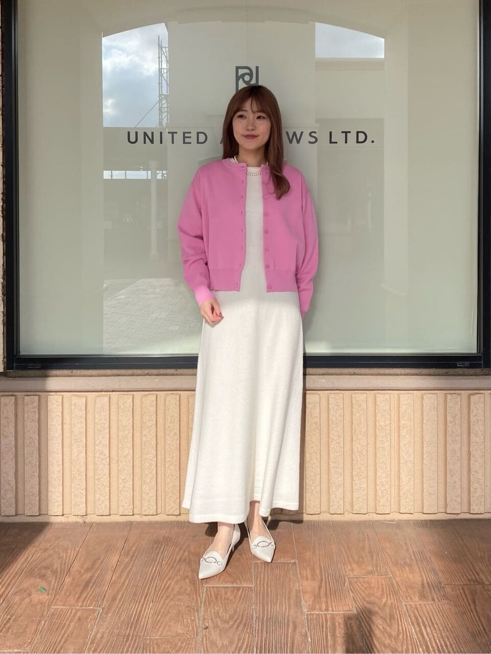 ニットワンピースにカーディガンを着たコーデ