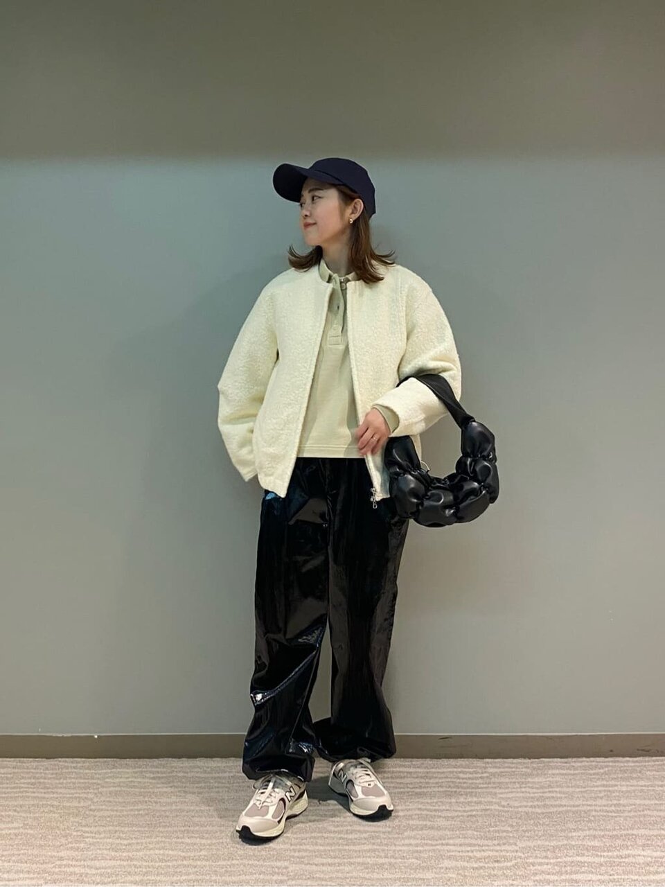 モノトーンのコーデの女性