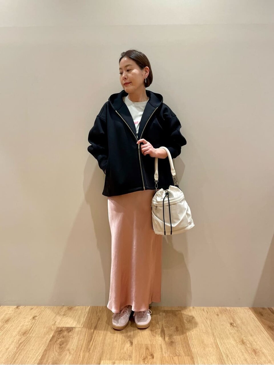 黒のパーカーとピンクのスカートのコーデ