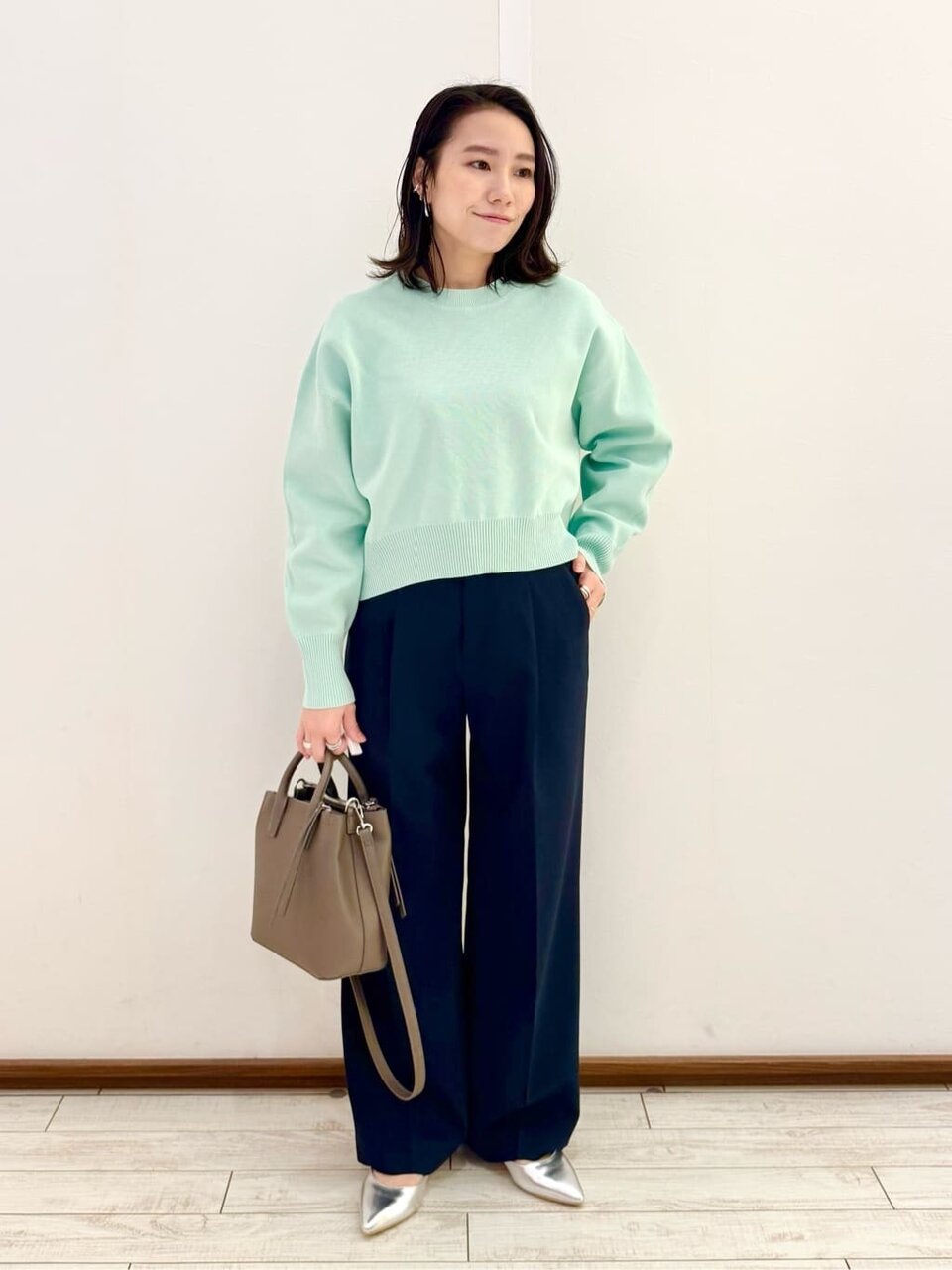 ペールグリーンのニットにスラックスをあわせたコーデ