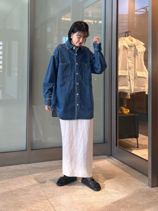 デニムシャツとサテンスカートのコーデ