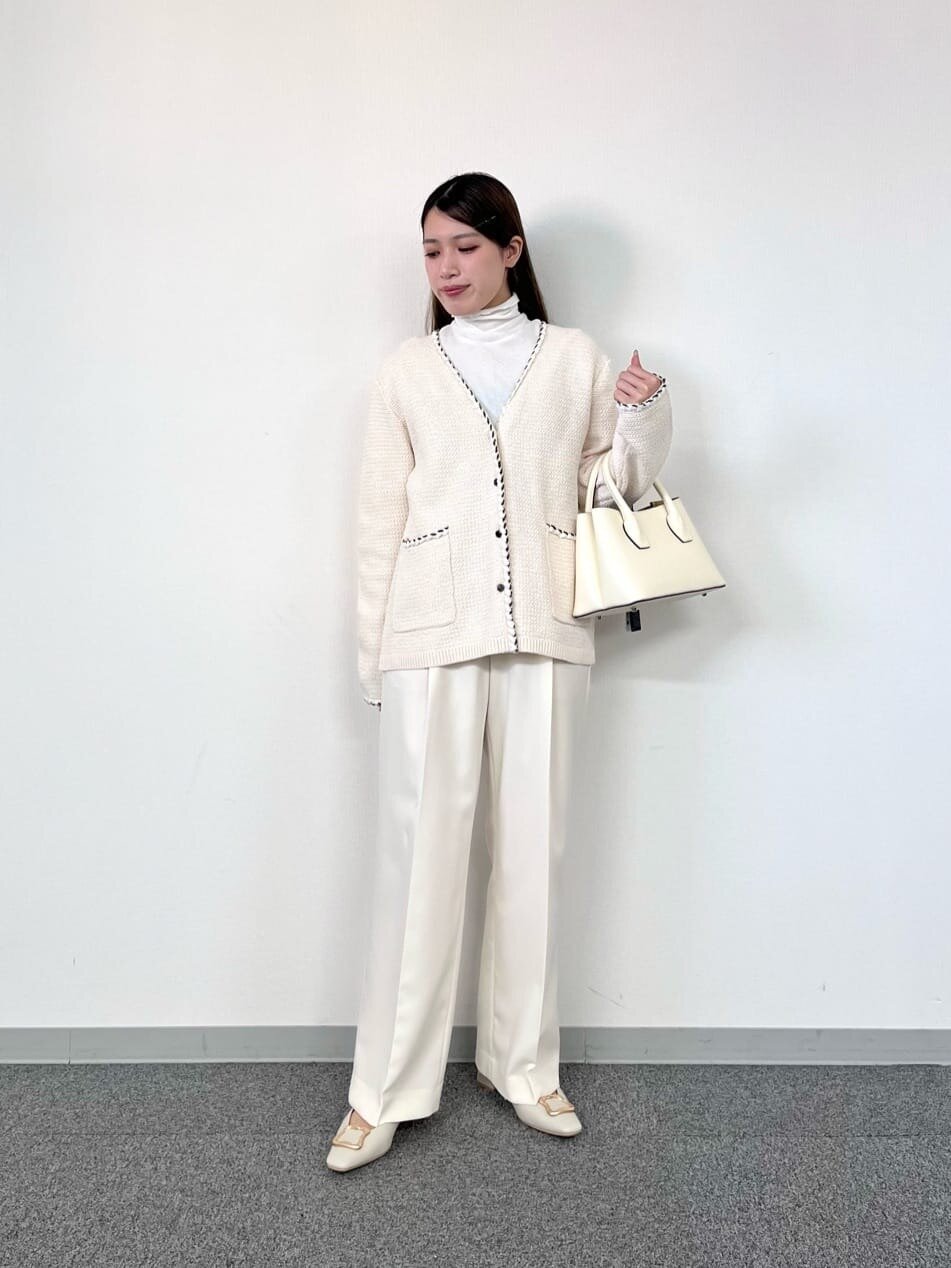 全身ホワイトコーデを着こなす人