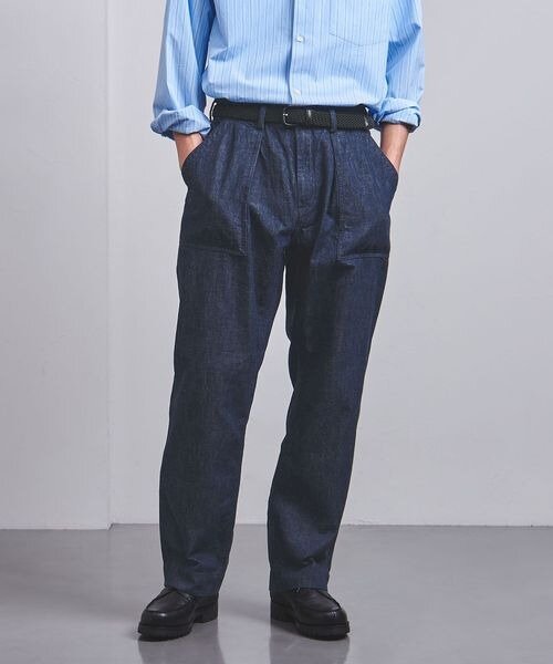 デニムパンツをはいた男性