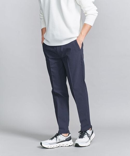 テーパードパンツをはいた男性