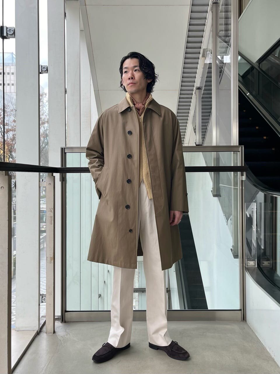 ジップアップニット×ステンカラーコートのコーデ