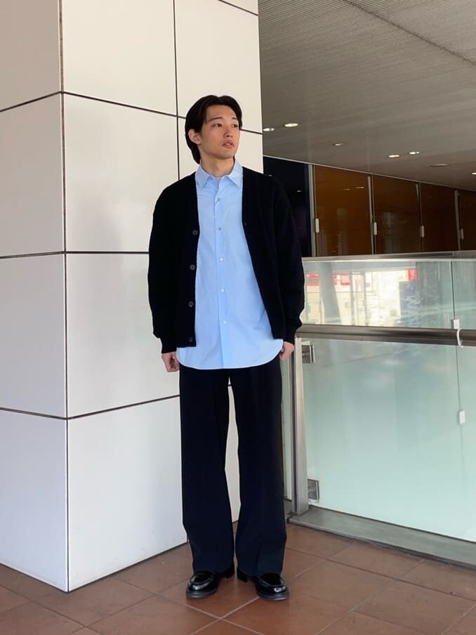 シャツ×カーディガンのコーデ