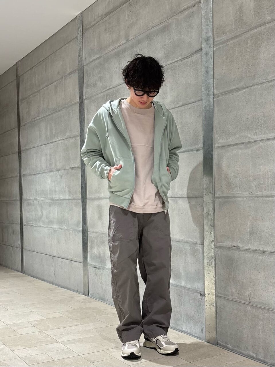 スウェット×フーディーのコーデ