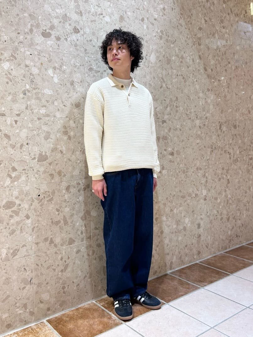 ニットポロ×デニムパンツのコーデ