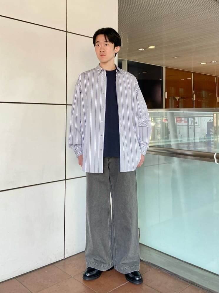 ストライプ柄シャツ×デニムパンツのコーデ