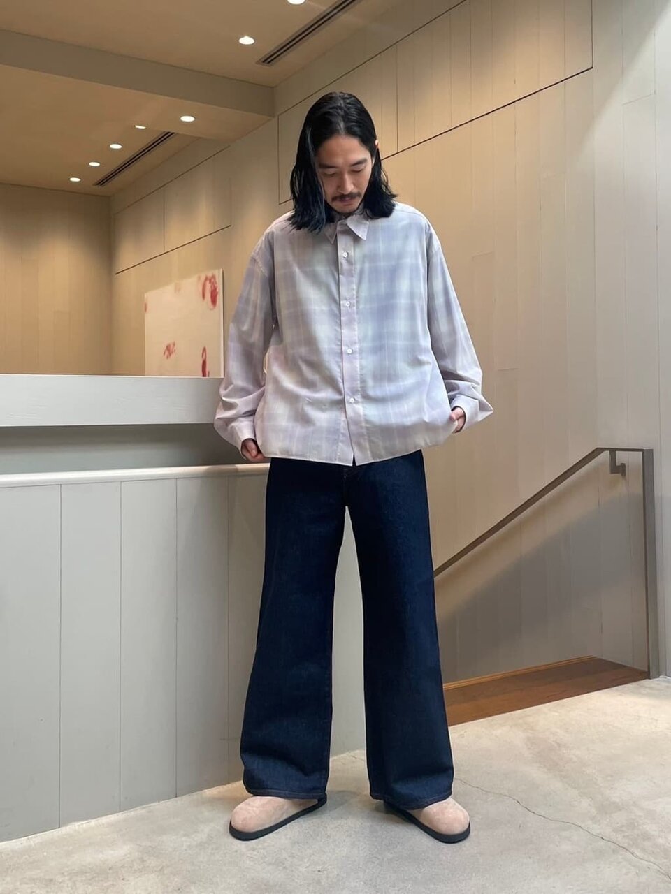 チェック柄シャツ×デニムパンツのコーデ