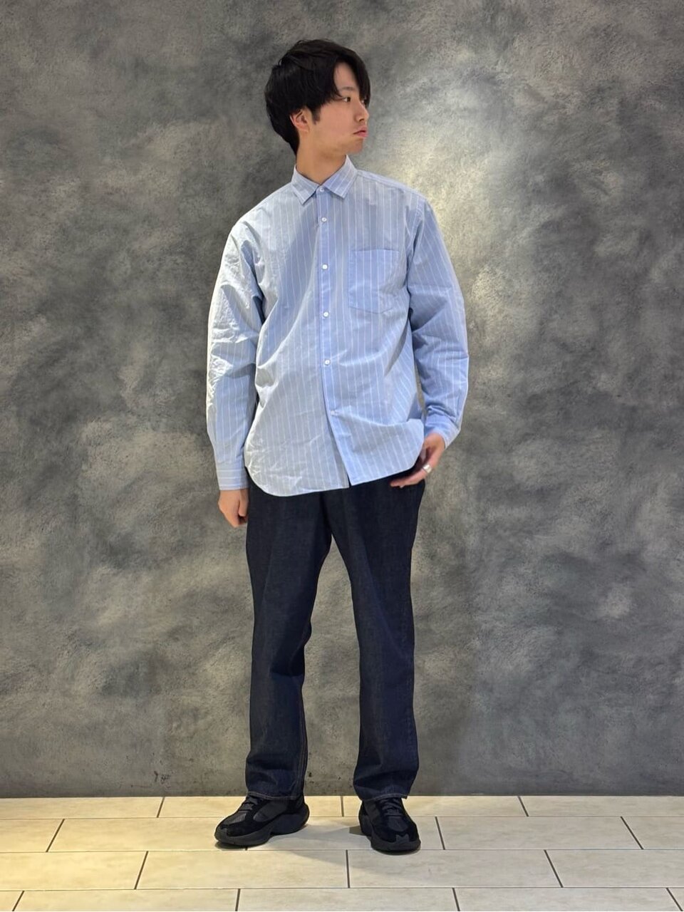 レギュラーカラーシャツ×デニムパンツのコーデ