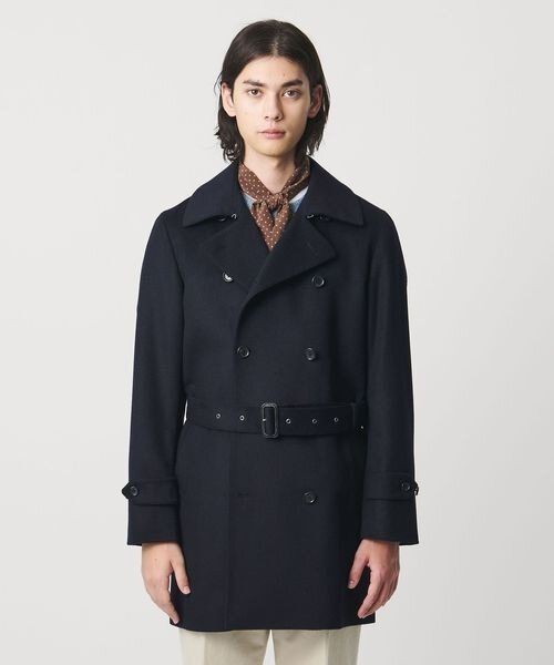 トレンチコートを着た男性