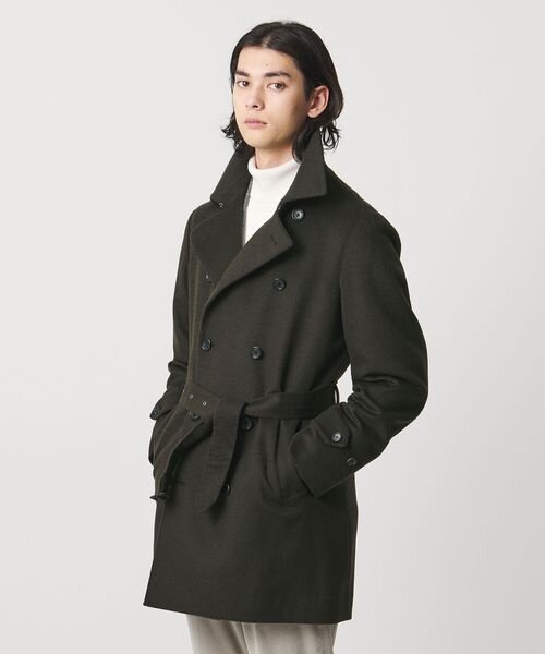 トレンチコートを着た男性