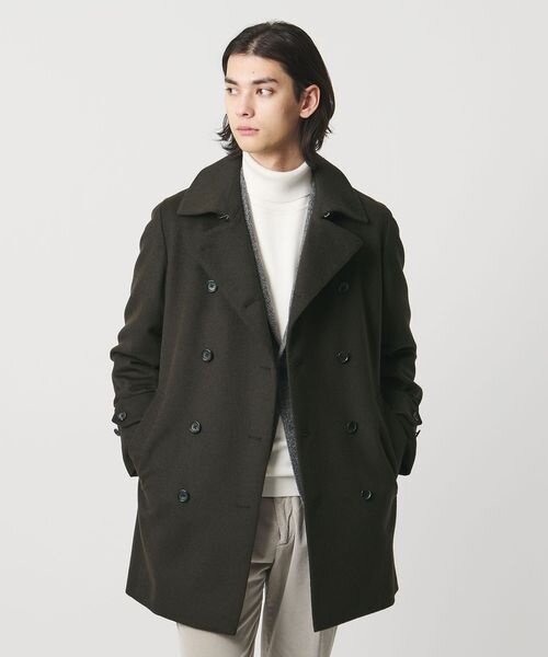 トレンチコートを着た男性