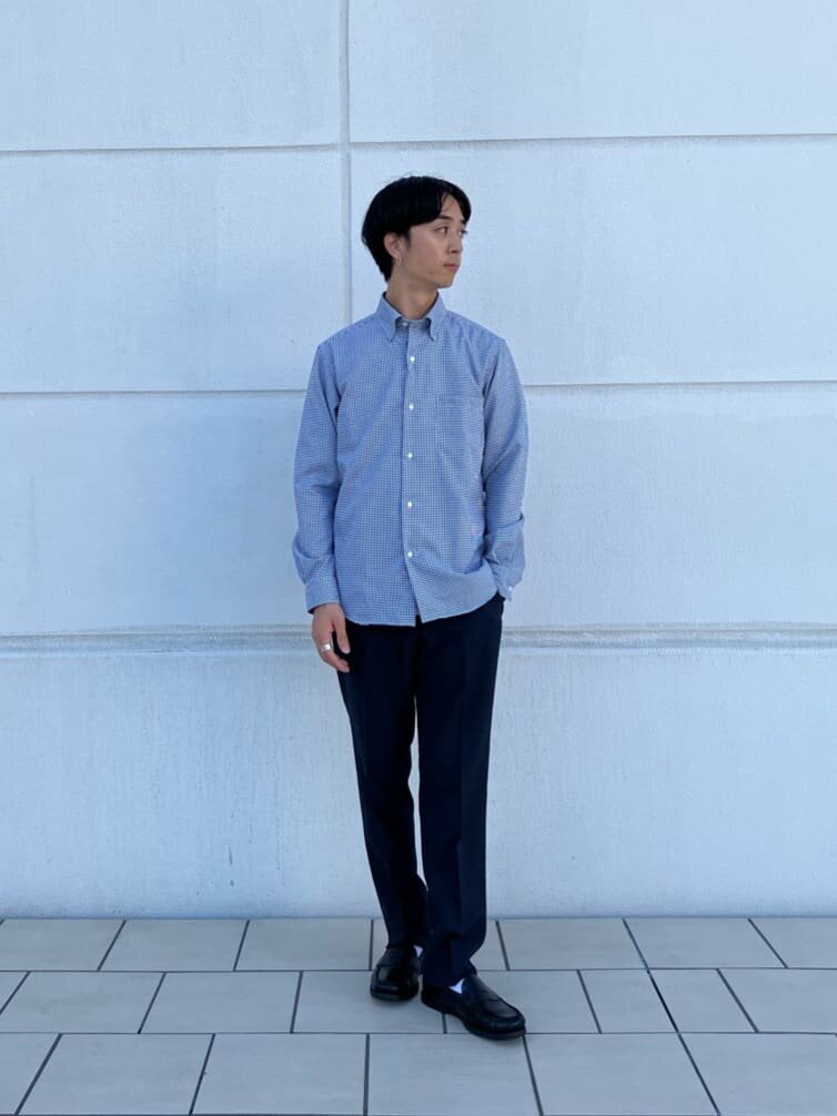 シャツ×スラックスのコーデ