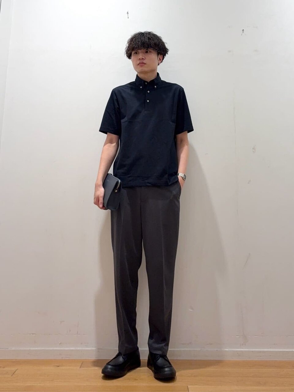 ポロシャツ×テーパードパンツのコーデ