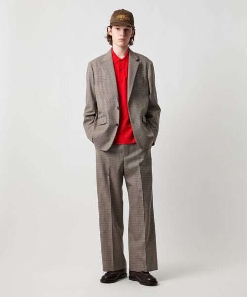 ビビッドカラーのポロシャツをスーツに合わせた男性