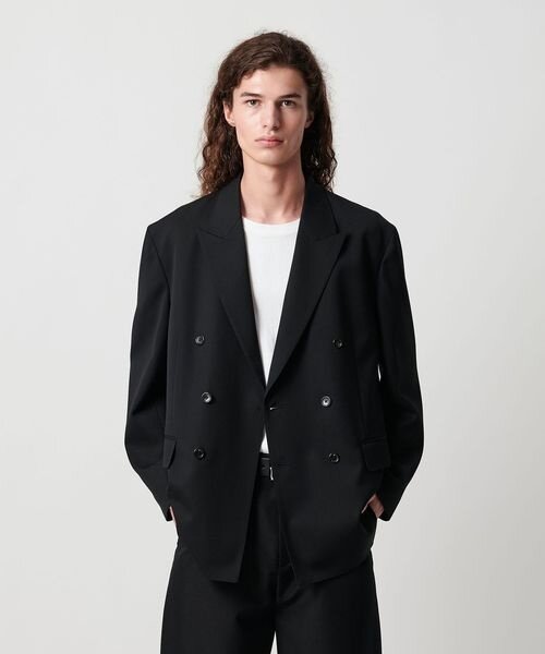 白Tシャツをブラックのダブルスーツに合わせた男性