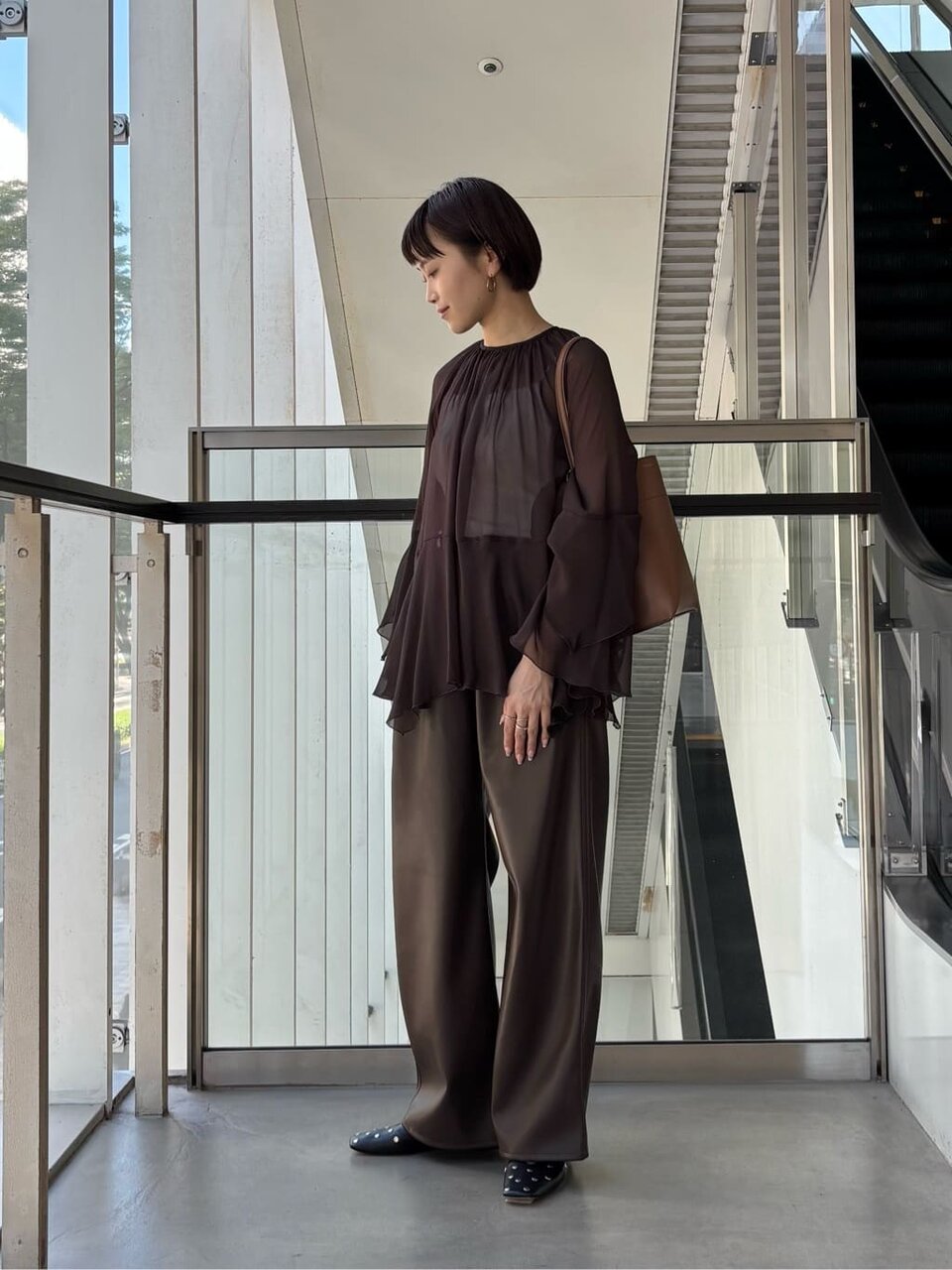 フリルブラウス×レザーライクパンツのコーデ