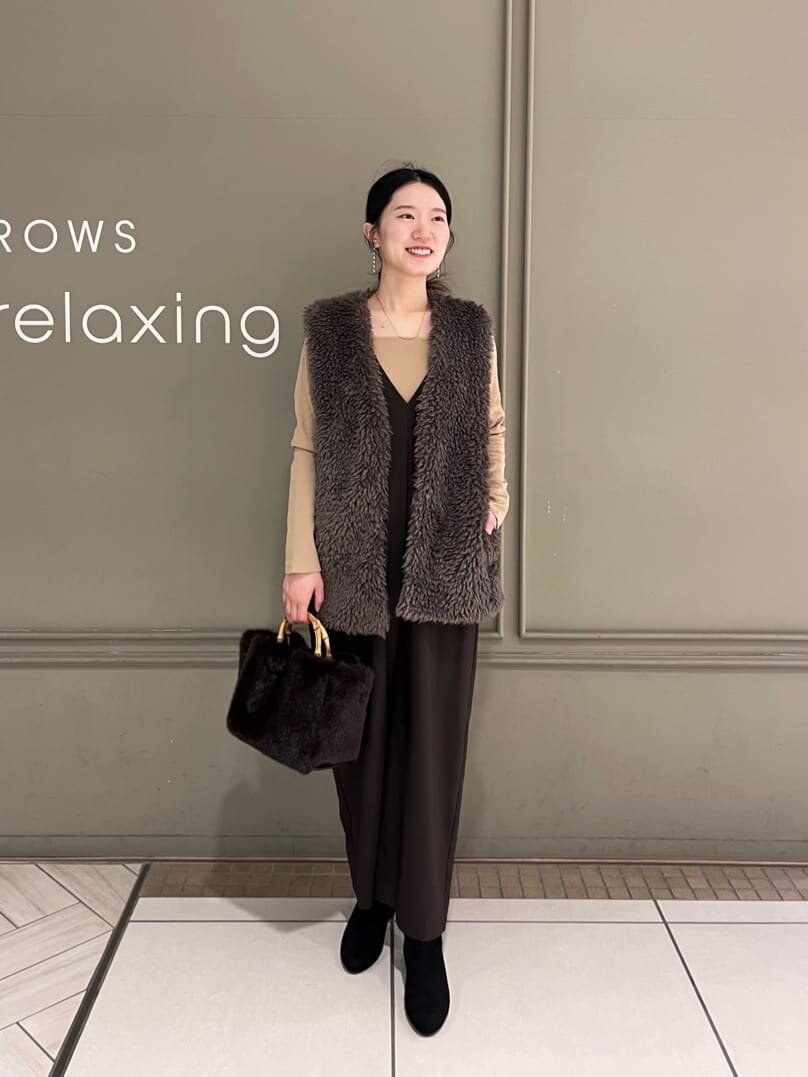 サロペット×ボアベストのコーデ