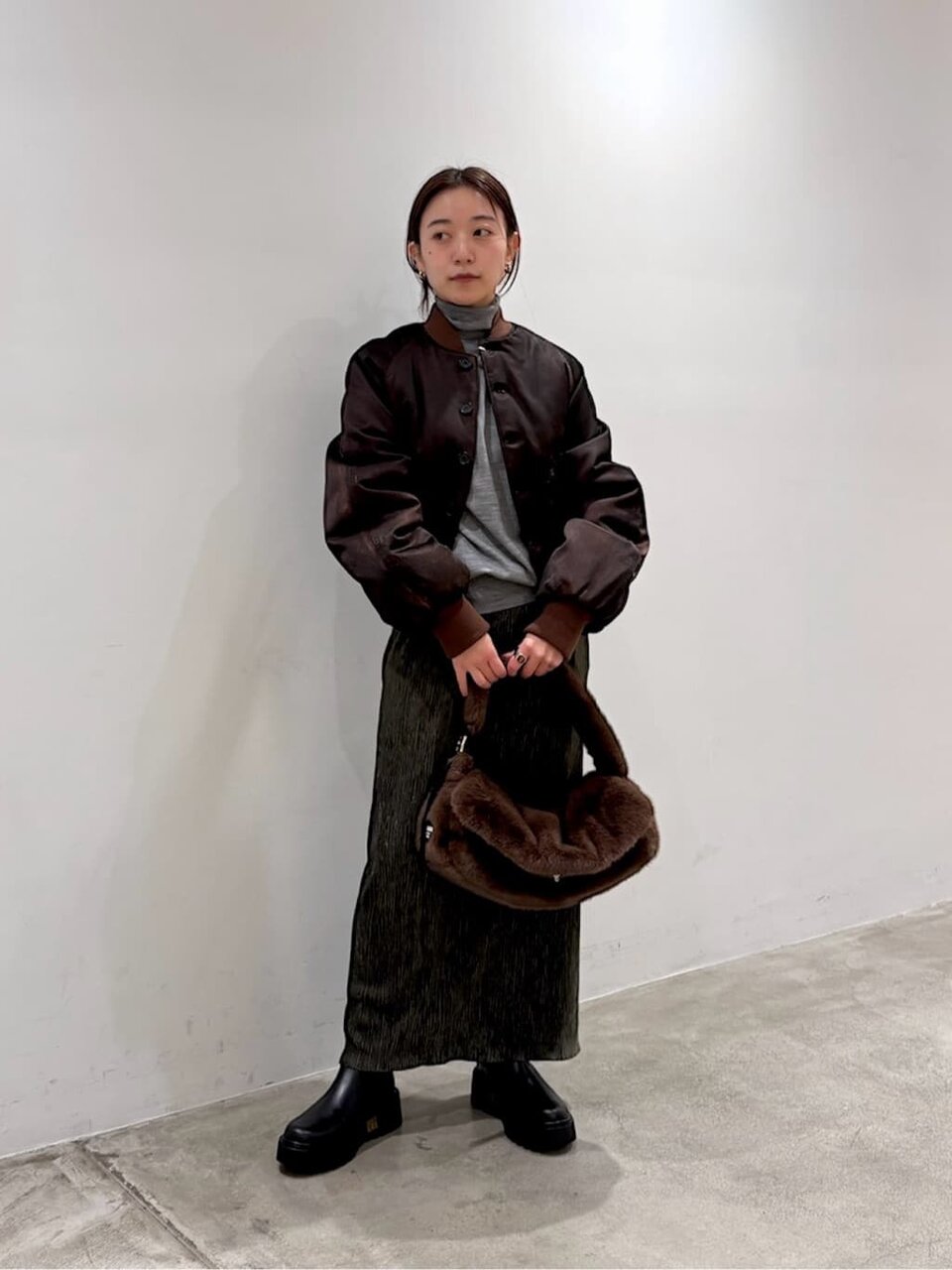 ボンバージャケット×タイトスカートのコーデ