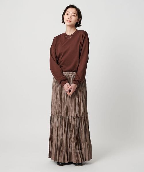 ブラウンコーデの女性