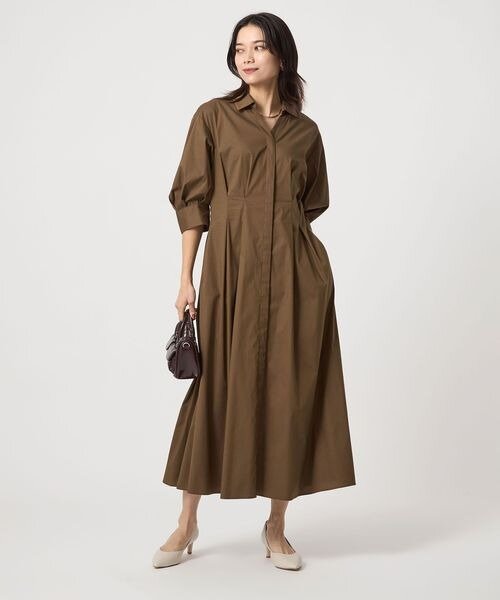 ブラウンのワンピースを着た女性