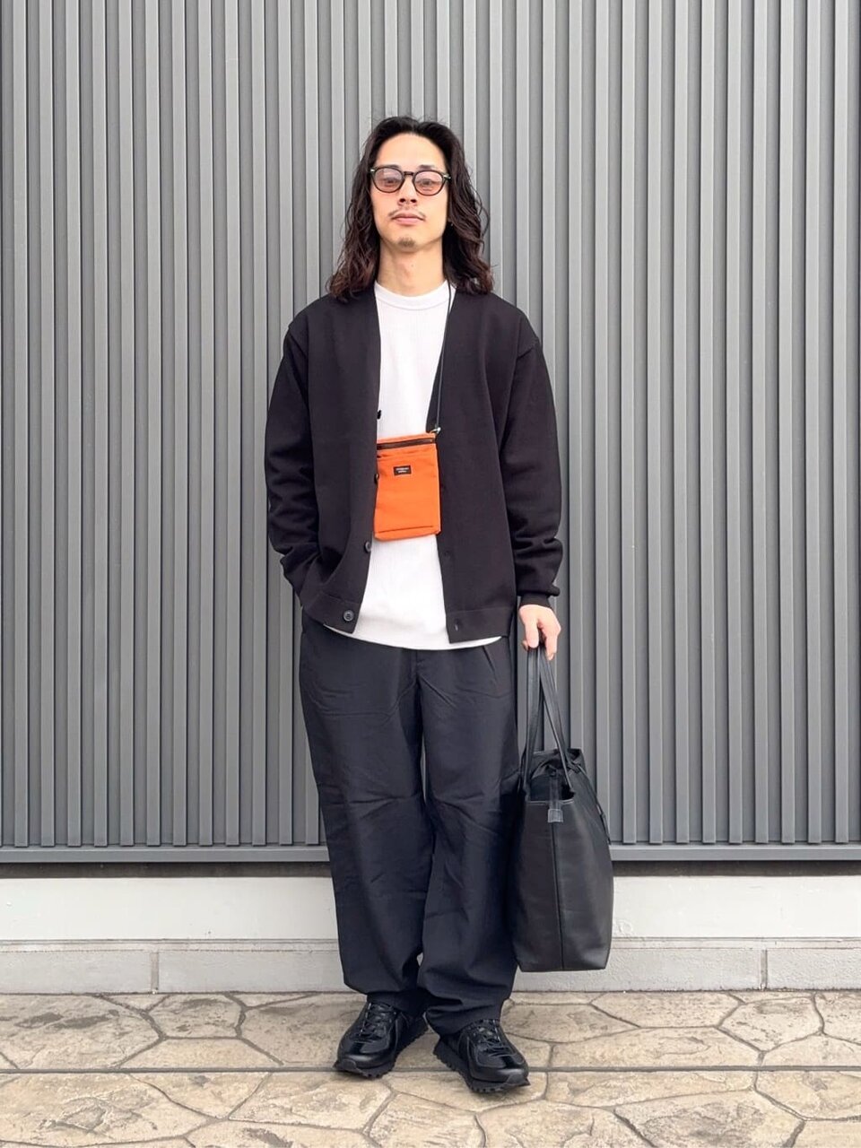 カーディガンとワイドパンツの最高気温22度メンズコーデ