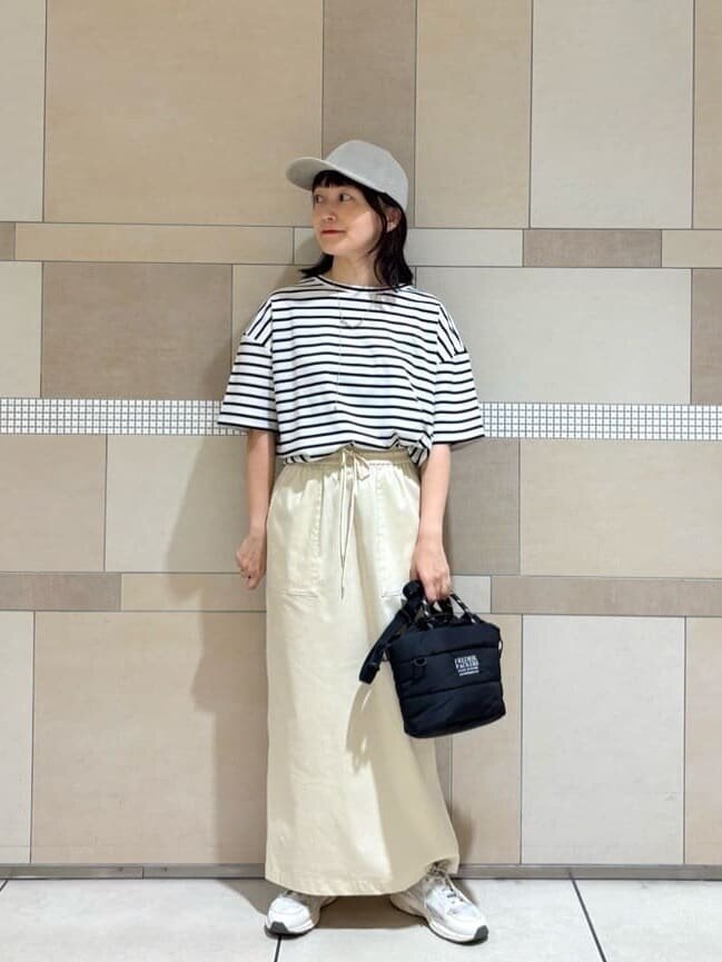 ボーダー柄Tシャツと白のスニーカーの50代コーデ