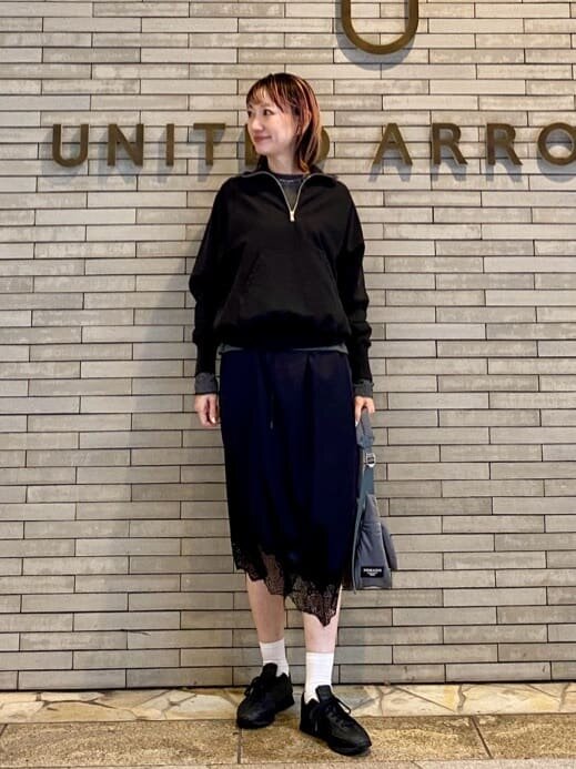 スウェットと黒のスニーカーの50代コーデ