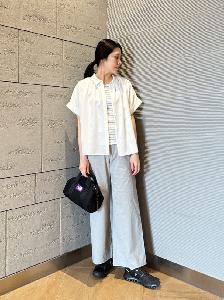 シャツと黒のスニーカーの50代コーデ