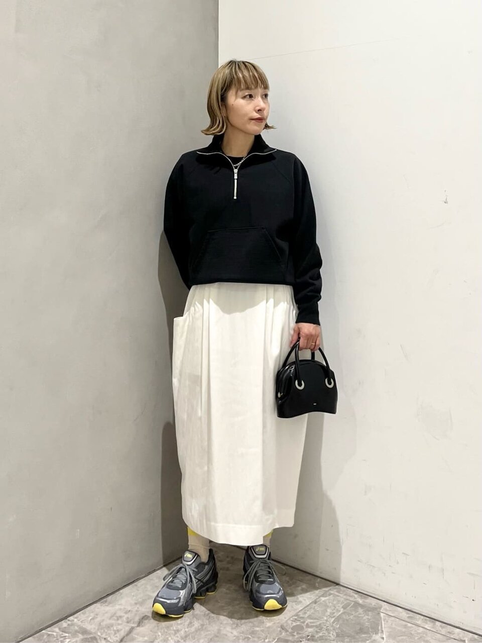 スウェットとグレーのスニーカーの50代コーデ