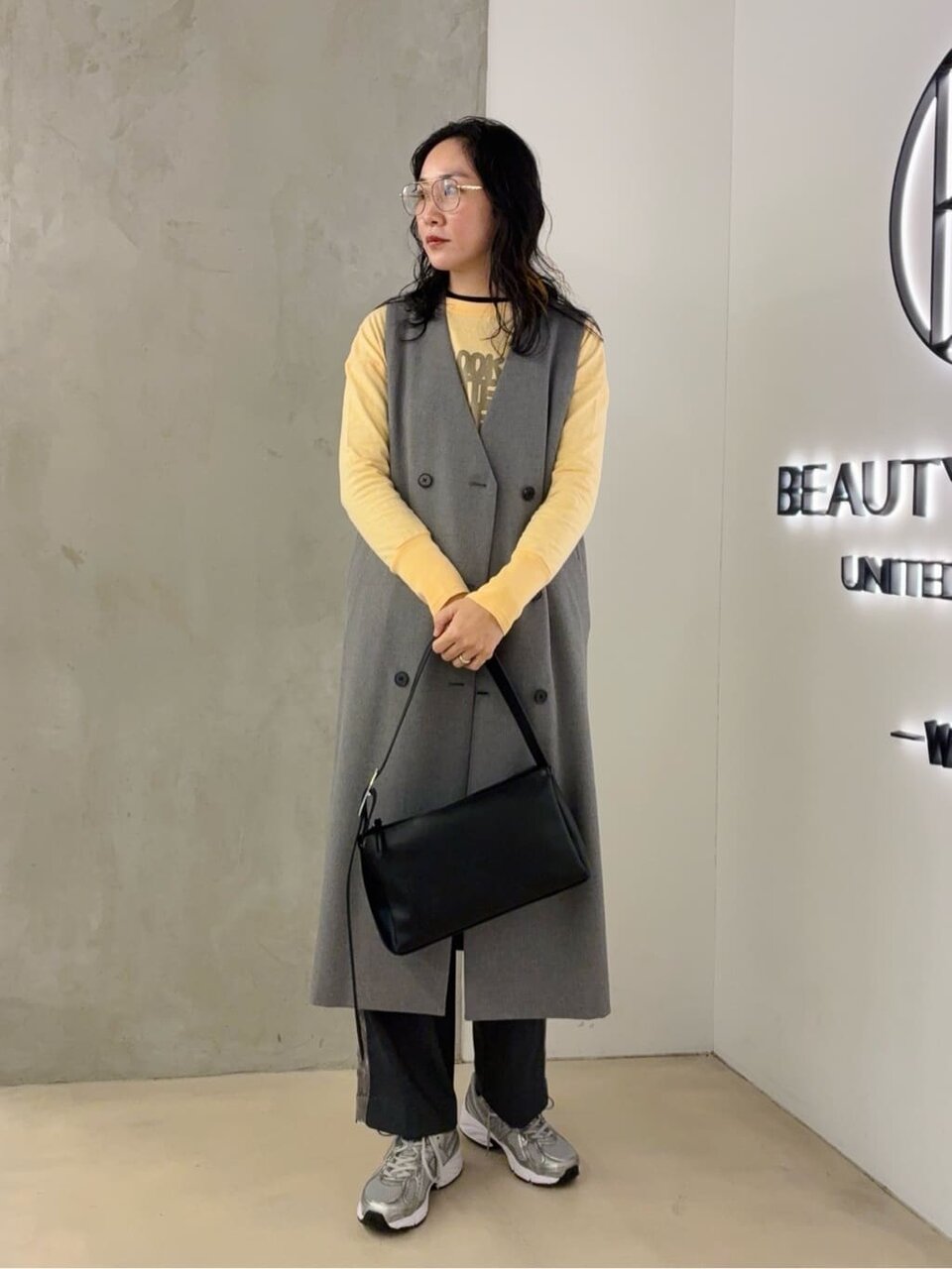 ジレとグレーのスニーカーの50代コーデ