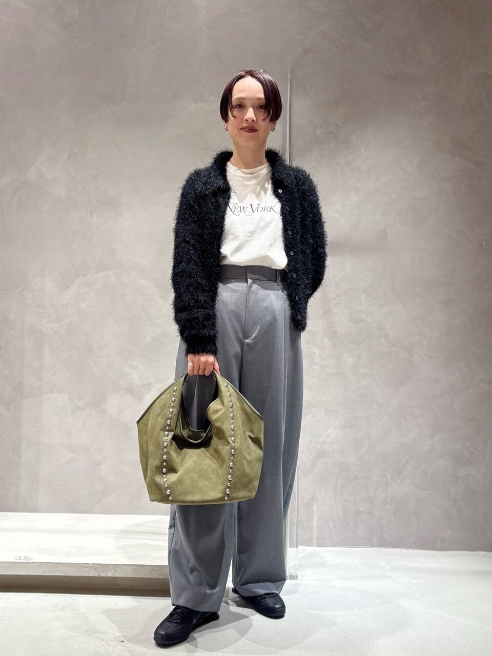 カーディガンと黒のスニーカーの40代コーデ