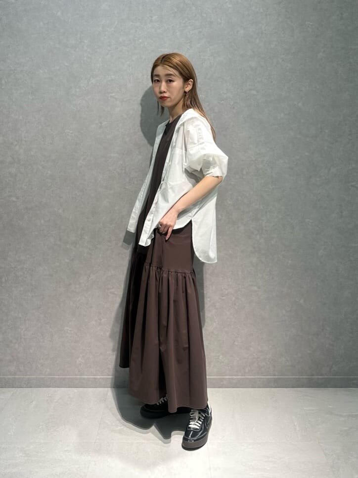 シャツと黒のスニーカーの40代コーデ