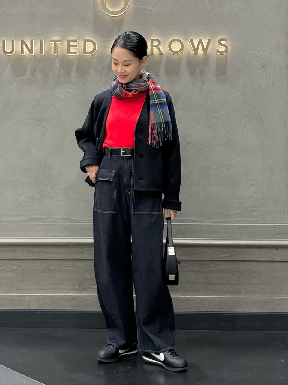 ジャケットと黒のスニーカーの40代コーデ