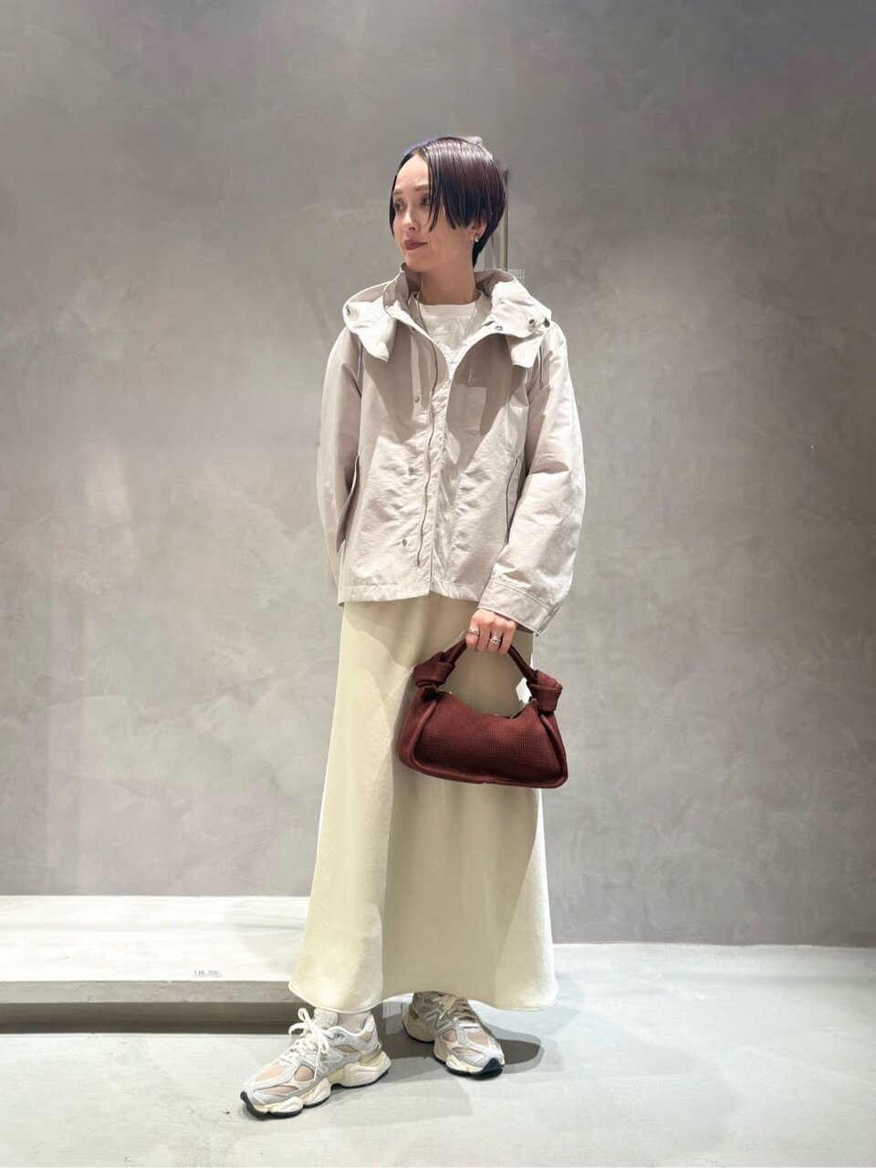 マウンテンパーカーとグレーのスニーカーの40代コーデ